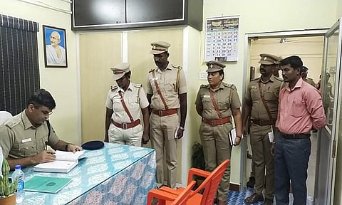 திண்டிவனம் போலீஸ் நிலையத்தில் சூப்பிரண்டு ஸ்ரீநாதா நேரில் ஆய்வு செய்தார். 