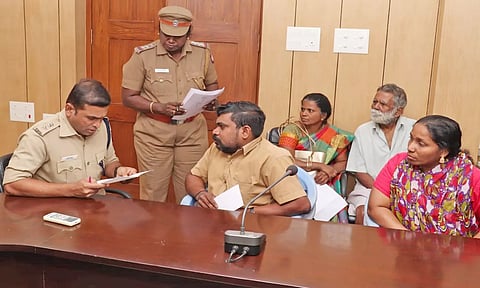 மாற்றுத் திறனாளி பெண்ணிடம் குமரி மாவட்ட போலீஸ் சூப்பிரண்டு ஹரிகிரண் பிரசாத் மனு வாங்கி குறைகளை கேட்டார்.