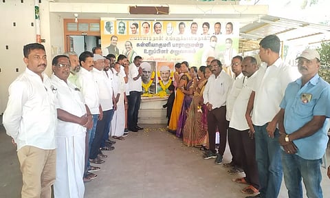 நாகர்கோவில் மாநகர மாவட்ட காங்கிரஸ் கட்சி சார்பில் திருப்பூர் குமரன் மற்றும் லால்பகதூர் சாஸ்திரி ஆகியோரது திருவுருவப் படத்திற்கு மாலை அணிவித்து மரியாதை செலுத்தப்பட்டபோது எடுத்த படம் 
