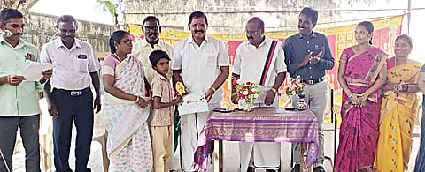 கலைத்திருவிழாவில் வெற்றி பெற்ற மாணவர்களுக்கு பரிசு வழங்கப்பட்டது. 
