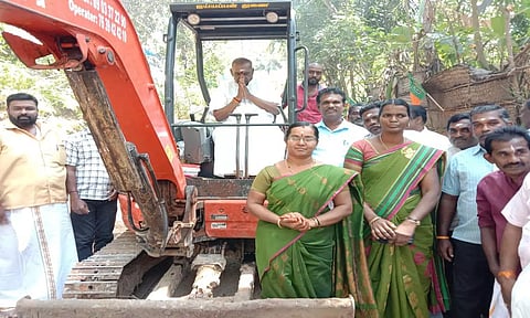 சாலை செப்பனிடும் பணியை பொன்.ராதாகிருஷ்ணன் தொடங்கி வைத்தபோது எடுத்த படம் 