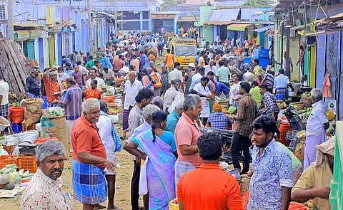 டவுன் நயினார்குளம் மார்கெட்டில் காய்கறிகள் வாங்க அலைமோதிய கூட்டம்.