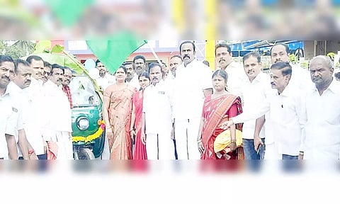 மின்கலம் மூலம் இயங்கும் பேட்டரி வாகனத்தை கொடியசைத்து தொடங்கி வைத்தார்.