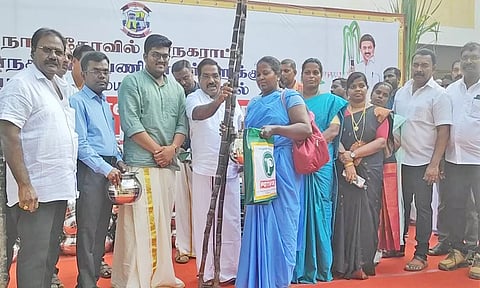 தூய்மை பணியாளர்களுக்கு மேயர் மகேஷ் பொங்கல் தொகுப்புகளை வழங்கிய காட்சி.