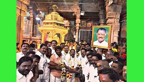 மாவட்டச் செயலாளர்கள் அய்யப்பன் எம்.எல்.ஏ., முன்னாள் எம்.பி. கோபாலகிருஷ்ணன், முருகேசன் ஆகியோர் தலைமையில் நிர்வாகிகள் தங்கதேர் இழுத்து வழிபாடு செய்தனர். 