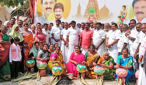 மத்திய மாவட்ட தி.மு.க. செயலாளர் அப்துல் வகாப் எம்.எல்.ஏ. தலைைமயில் சமத்துவ பொங்கல் விழா கொண்டாடப்பட்ட காட்சி.