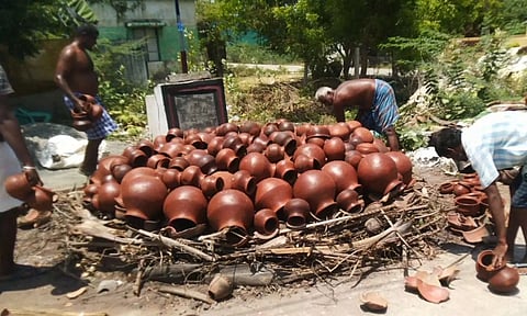 பூஞ்சேரியில் மண்பானை தொழில் செய்யும் பாரம்பரிய குடும்பத்தினர்.