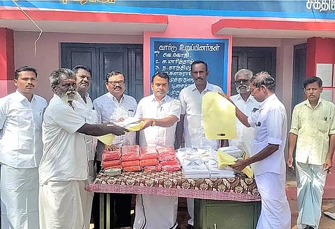 யூனியன் சேர்மன் பொன் முத்தையா பாண்டியன் நெல்கட்டும்செவல் ஊராட்சி தூய்மை பணியாளர்களுக்கு புத்தாடைகள் வழங்கியபோது எடுத்தபடம்.