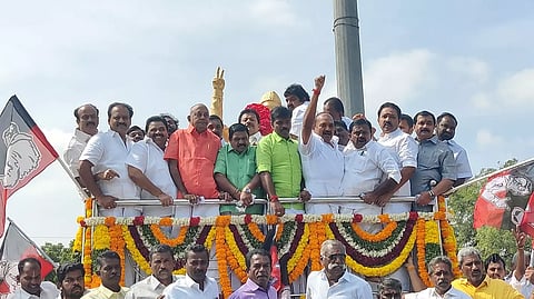 அ.தி.மு.க. மாவட்ட செயலாளர் தச்சை கணேசராஜா எம்.ஜி.ஆர். சிலைக்கு மாலை அணிவித்து மரியாதை செலுத்திய போது எடுத்தபடம். 