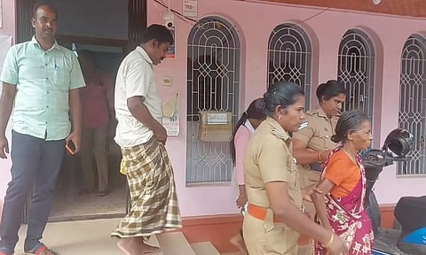 போலீசார் மீட்டு உறவினரிடம் ஒப்படைத்தபோது எடுத்த படம் 