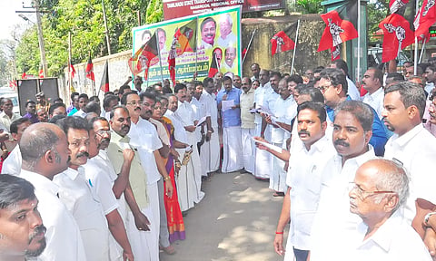 ராணித்தோட்டம் டெம்போ முன்பு அண்ணா தொழிற்சங்கத்தினர் கண்டன ஆர்ப்பாட்டம் - தளவாய்சுந்தரம் எம்.எல்.ஏ. தலைமையில் கட்சியினர் பங்கேற்றனர்