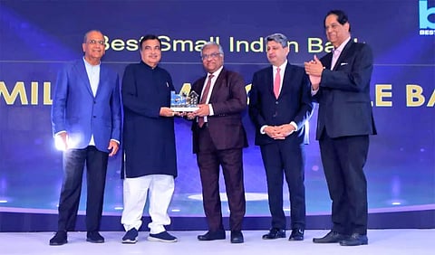 தமிழ்நாடு மெர்க்கன்டைல் வங்கி நிர்வாக இயக்குனர் கிருஷ்ணனிடம் மத்திய மந்திரி நிதின் கட்காரி விருது வழங்கிய போது எடுத்த படம்.