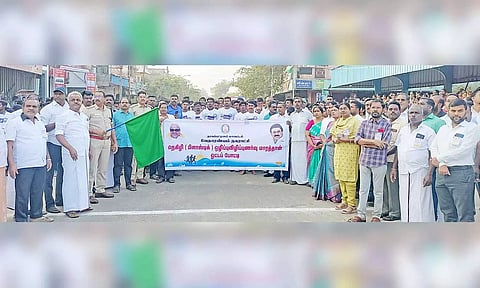மாரத்தான் போட்டியை டி.எஸ்.பி முருகவேல் கொடியசைத்து தொடங்கி வைத்தார். 