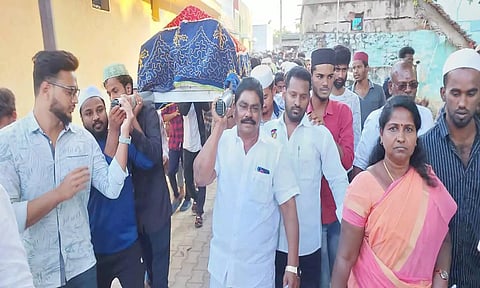 ஜோலார்பேட்டை அருகே மாடு முட்டியதில் இறந்த வாலிபரின் உடல் எம்.எல்.ஏ. தோளில் சுமந்து கொண்டு அடக்கம் செய்தார்.