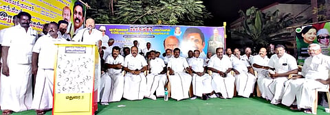 பொதுக்கூட்டத்தில் ராஜன்செல்லப்பா எம்.எல்.ஏ. பேசினார். அருகில் பெரியபுள்ளான் எம்.எல்.ஏ., இளைஞரணி மாவட்ட செயலாளர் வக்கீல் ரமேஷ், ஒன்றிய செயலாளர் நிலையூர் முருகன் மற்றும் பலர் உள்ளனர். 