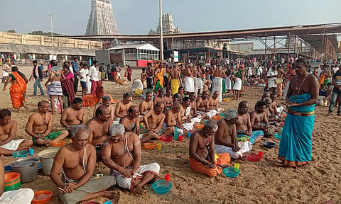 திருச்செந்தூர் கடற்கரையில் முன்னோர்களுக்கு திதி கொடுத்த போது எடுத்தபடம்.