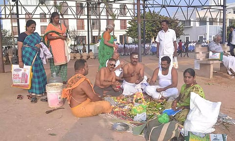 புதுவை கடற்கரையில் முன்னோர்களுக்கு தர்ப்பணம் கொடுத்தக் காட்சி.