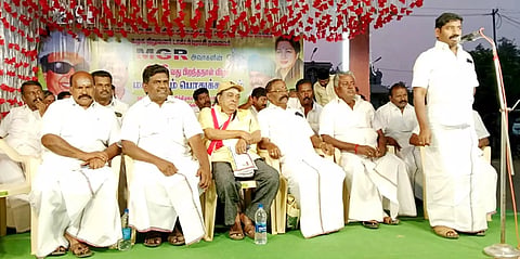 பொதுக்கூட்டத்தில் நகர்மன்ற தலைவர் சுந்தரலிங்கம் பேசியபோது எடுத்த படம். அருகில் செந்தில்நாதன் எம்.எல்.ஏ., நடிகர் சிங்கமுத்து மற்றும் நிர்வாகிகள் உள்ளனர்.