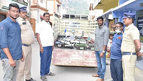 பறிமுதல் செய்யப்பட்ட முத்திரையிடாத தராசுகளை படத்தில் காணலாம்.