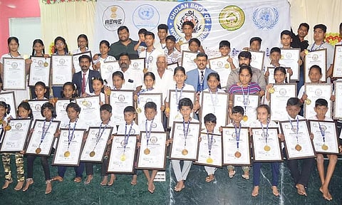 ஒரு மணி நேரம் யோகா செய்து மாணவர்கள் சாதனை
