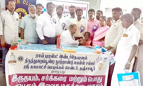 மருத்துவ முகாமில் குழந்தைக்கு பரிசோதனை மேற்கொள்ளபட்டது.