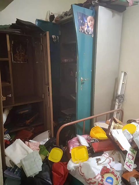 கொள்ளையர்களால் உடைக்கப்பட்ட பீரோவை படத்தில் காணலாம்.