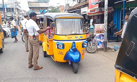 தருமபுரி பகுதியில் போக்குவரத்து விதி மீறல் குறித்து போக்குவரத்து போலீசார் ஆய்வு மேற்கொண்ட போது எடுத்த படம்.
