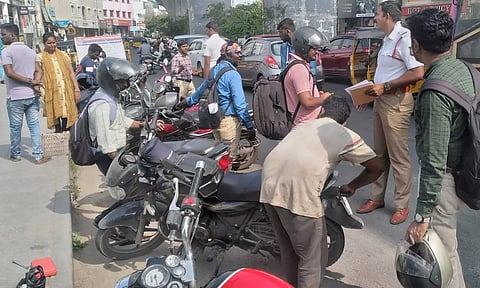 100 மோட்டார் சைக்கிள்களில் விதிமுறை மீறிய நம்பர் பிளேட்டுகள் அகற்றம்- போலீசார் அதிரடி