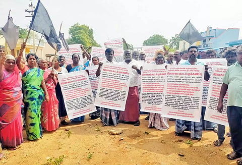 கூட்டத்தை புறக்கணித்து போராட்டத்தில் ஈடுபட்ட பொதுமக்கள்.