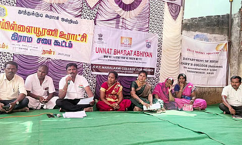மாப்பிள்ளையூரணி ஊராட்சி தலைவர் சரவணகுமார் தலைமையில் கிராம சபை கூட்டம் நடைபெற்ற காட்சி.