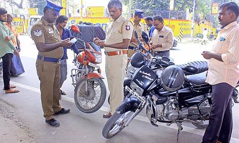 வண்ணார்பேட்டையில் போலீசார் வாகன சோதனையில் ஈடுபட்ட காட்சி.