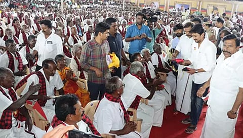 எடப்பாடியில் நடந்த விழாவில் தி.மு.க. மூத்த தொண்டர்களுக்கு பொற்கிழியை அமைச்சர் உதயநிதி ஸ்டாலின் வழங்கிய போது எடுத்த படம். அருகில் அமைச்சர் கே.என். நேரு, மேற்கு மாவட்ட செயலாளர் டி.எம்.செல்வகணபதி உள்பட பலர் உள்ளனர்.
