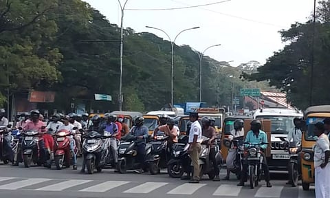 சென்னையில் தியாகிகள் தினத்தையொட்டி சிக்னல்களில் போக்குவரத்து நிறுத்தம்- 2 நிமிடம் அஞ்சலி செலுத்திய வாகன ஓட்டிகள்