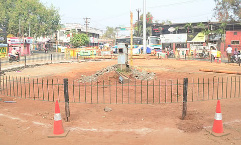 கோவை புரூக் பாண்டு சாலையில் சிக்னலை அகற்றி ரவுண்டானா அமைத்த போலீசார்