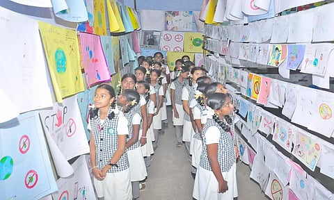 போதைப்பொருட்களுக்கு எதிரான விழிப்புணர்வு ஓவியங்களை மாணவ-மாணவிகள் பார்வையிட்டனர்.