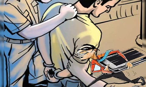 ரெயில்வே ஊழியரிடம் செல்போன் திருடிய வாலிபர் கைது