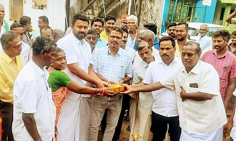 குடிநீர் குழாய் அமைக்க செந்தில்குமார் எம்.எல்.ஏ., ஆணையர் கார்த்திகேயன் ஆகியோர் பூமி பூஜை செய்து பணியை தொடங்கி வைத்த காட்சி.