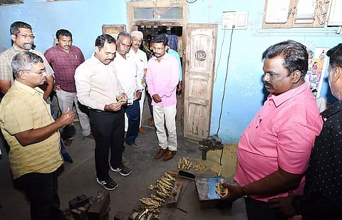காரைக்குடி அருகே உள்ள அரியக்குடியில் செயல்பட்டு வரும் தொழில் நிறுவனங்களை கலெக்டர் மதுசூதன்ரெட்டி பார்வையிட்டு ஆய்வு செய்தார்.