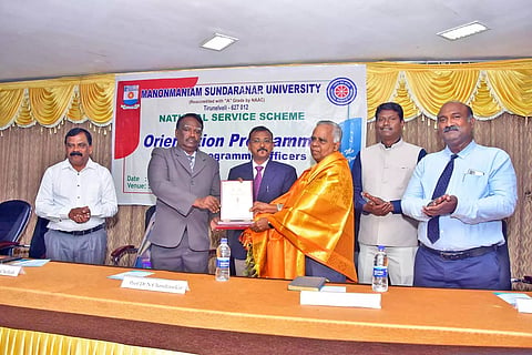 கருத்தரங்கில் முன்னாள் நாட்டுநலப்பணித்திட்ட ஒருங்கிணைப்பாளர்களுக்கு நினைவுப்பரிசு வழங்கப்பட்ட காட்சி.