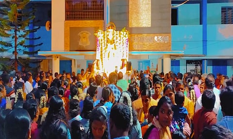 குளச்சல் புனித காணிக்கை அன்னை சப்பர பவனி தொடங்கியபோது எடுத்த படம் 