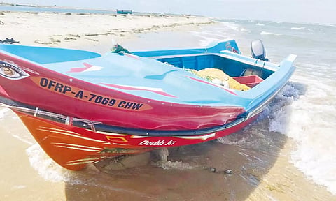 தனுஷ்கோடி அரிச்சல்முனையில் கரை ஒதுங்கிய இலங்கை படகு.