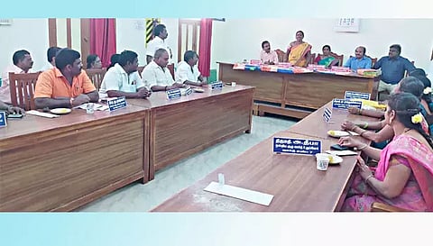 ஊராட்சி ஒன்றிய கூட்டத்தில் பங்கேற்றவர்கள்.