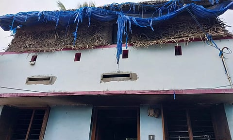 தீப்பிடித்து எரிந்த வீட்டை படத்தில் காணலாம்.