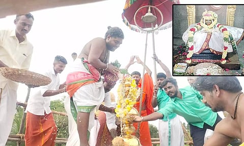 கோபுர கலசத்தில் புனிதநீர் ஊற்றி கும்பாபிஷேகம் நடந்தது.