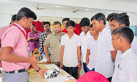 கண்காட்சி நடைபெற்றபோது எடுத்த படம். 