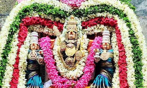 சிறப்பு அலங்காரத்தில் வள்ளி தெய்வானை சமேத சண்முகசாமி அருள்பாலிப்பு.