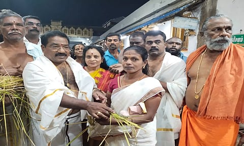 மேயர் மகேஷ் பக்தர்களுக்கு நெற்கதிர்களை பிரசாதமாக வழங்கியபோது எடுத்த படம் 