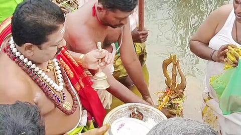 தீர்த்தவாரி உற்சவம் நடந்தது.