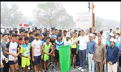 வேலூரில் திருவள்ளுவர் பல்கலைக்கழகம் சார்பில் இளைஞர்கள் தினத்தை முன்னிட்டு மாரத்தான் ஓட்டம், சைக்கிள் போட்டியை கலெக்டர் குமாரவேல் பாண்டியன் தொடங்கி வைத்தார். 