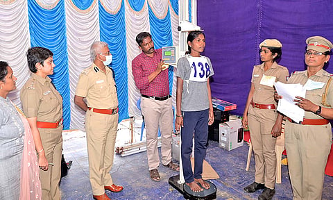 பாளை தனியார் பள்ளியில் மாநகர போலீஸ் கமிஷனர் ராஜேந்திரன், தலைமையிடத்து துணை கமிஷனர் அனிதா மேற்பார்வையில் உடல் தகுதி தேர்வு நடந்தபோது எடுத்தபடம்.